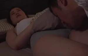 3 ngày ông xã đi công chuyện, cô vợ ở nhà nữa đêm bị bố ông xã mò vào phòng