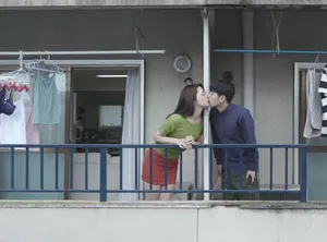 Tiếng rên của chị gần hàng xóm và cậu thanh niên được lái máy bay