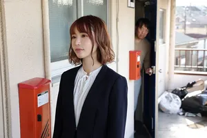 Gã nhà đối diện biến thái thường xuyên nghe tiếng rên của đôi vợ yêu người chồng trẻ cạnh bên