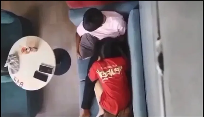 Quay lén bạn gái mút liếm cho em ghệ nơi công cộng