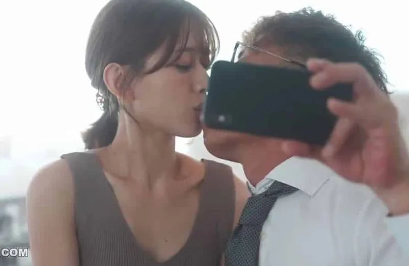 Thấy người vợ hơi lạ, người chồng xem điện thoại bà xã và thấy cảnh phang với cấp trên của mình