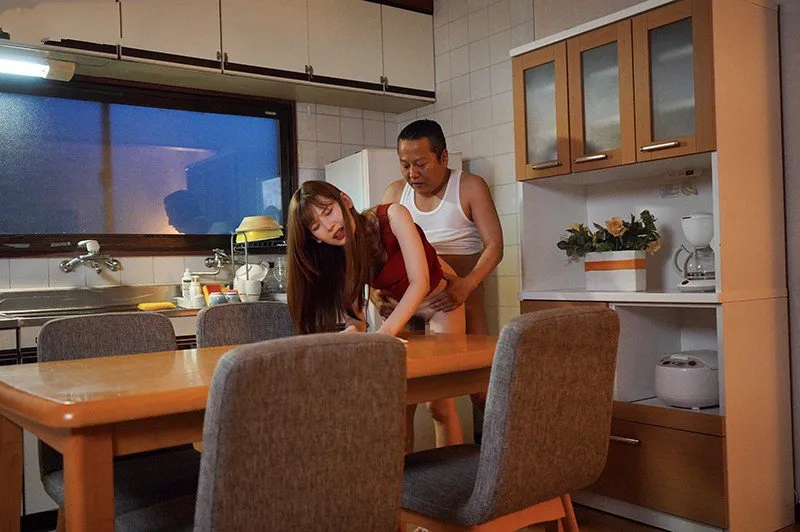 Con gái bị chồng mới của mẹ nắc mỗi ngày, cho dù đã có người yêu